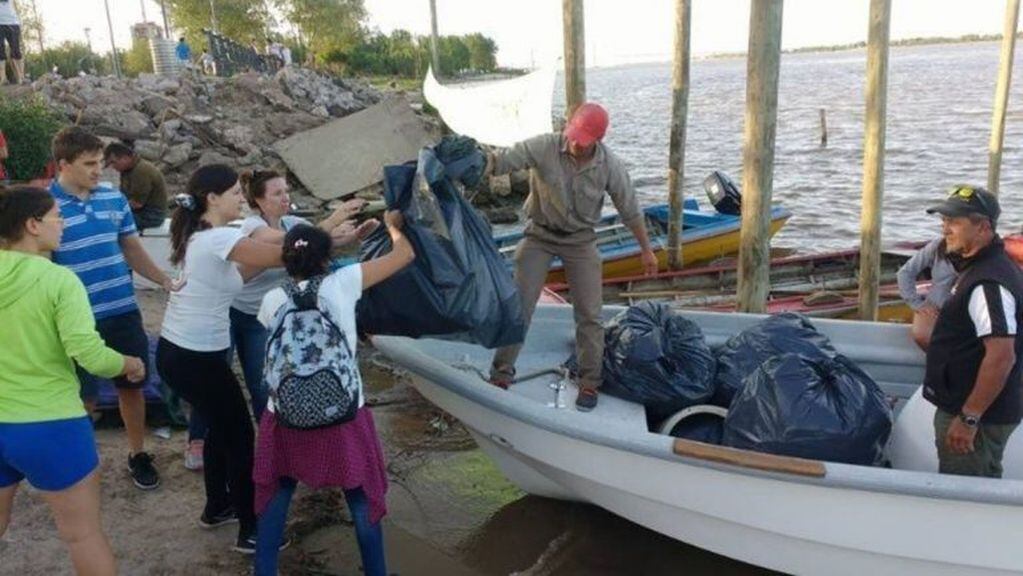 Más Río Menos Basura realiza una nueva jornada de limpieza en el Paraná. (Clarin)