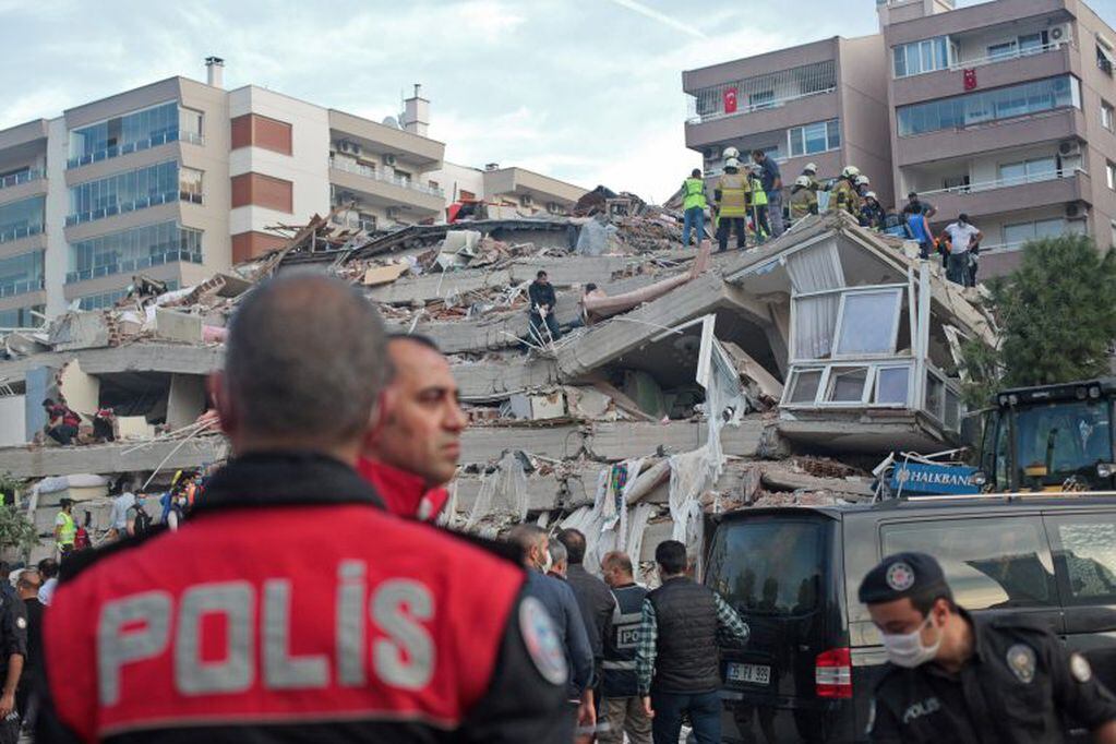 El sismo provocó el derrumbe de edificios en Turquía. (EFE)