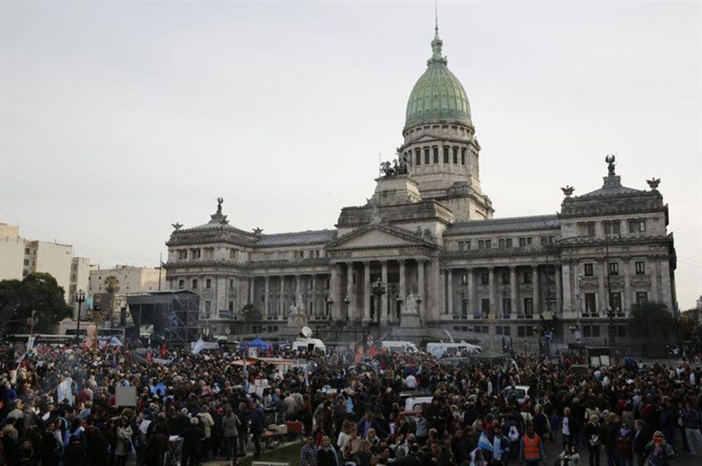 Miles de personas se concentraron frente al Congreso