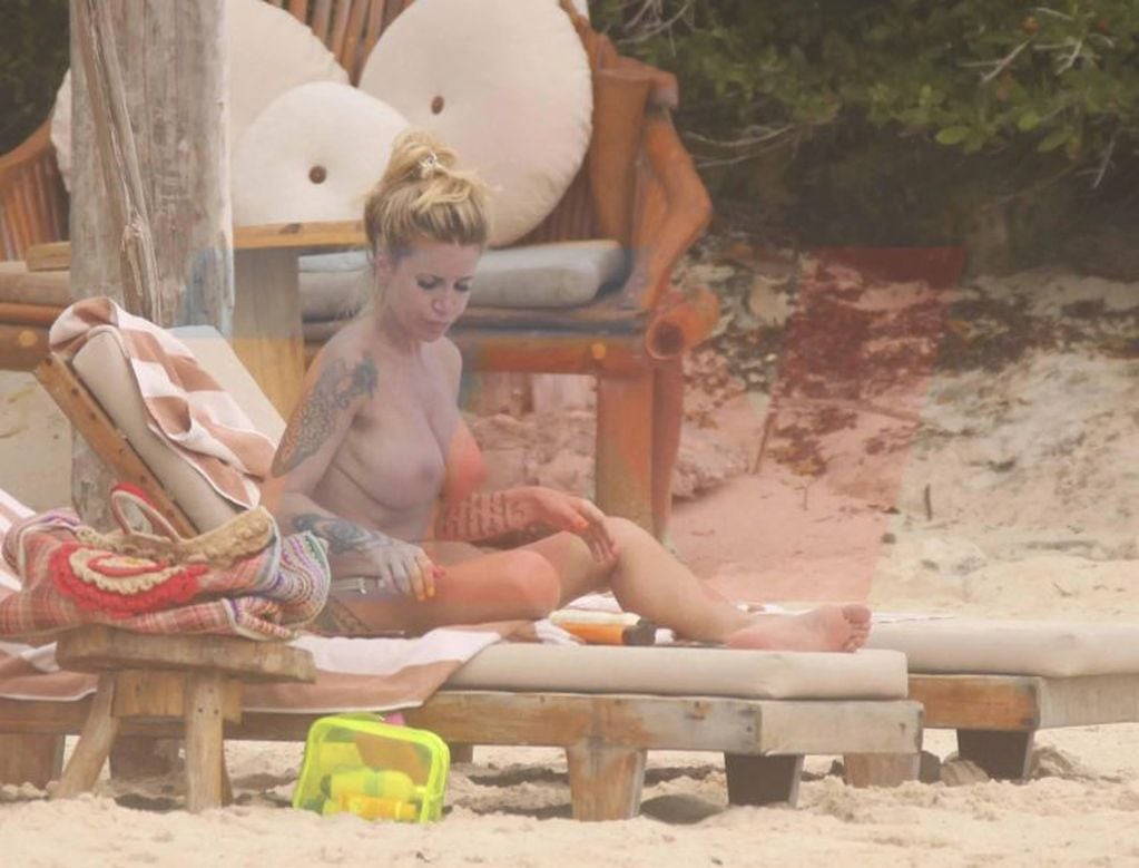 Florencia Peña captada en topless en la playa de Tulum (Foto: TN)