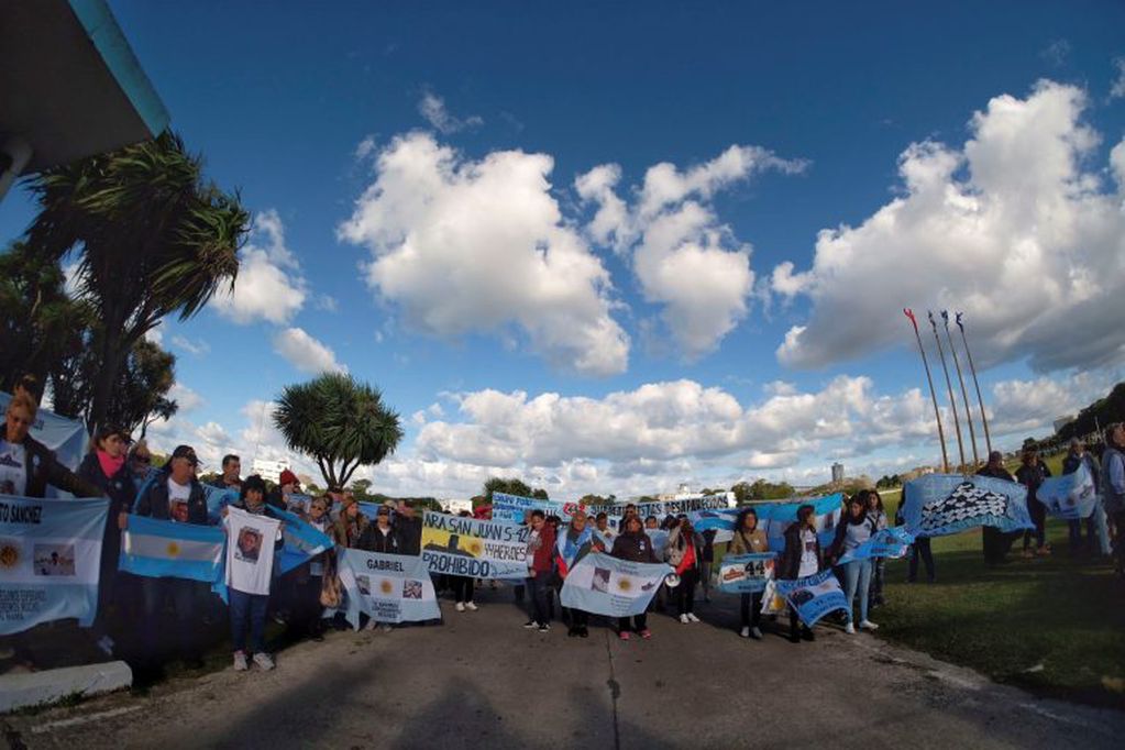 Familiares de los 44 tripulantes del submarino ARA San Juan realizaron este martes un nuevo acto frente a la Base Naval de Mar del Plata. (Foto: Diego Izquierdo/telam/dpa)