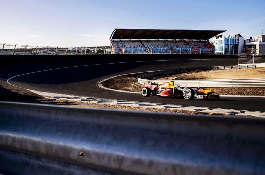 El holandés Max Verstappen (Red Bull), girando como local en la reinauguración del trazado de Zandvoort, en marzo pasado.