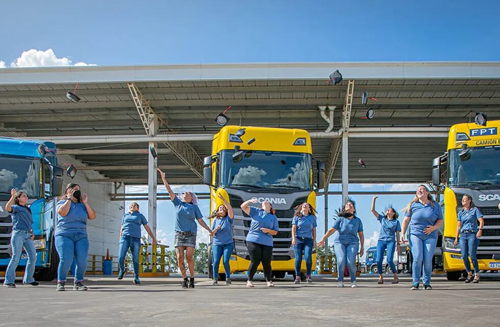 Las doce chicas finalistas del curso de camionera profesional dictado por la empresa Scania. Gentileza Silvio Serber