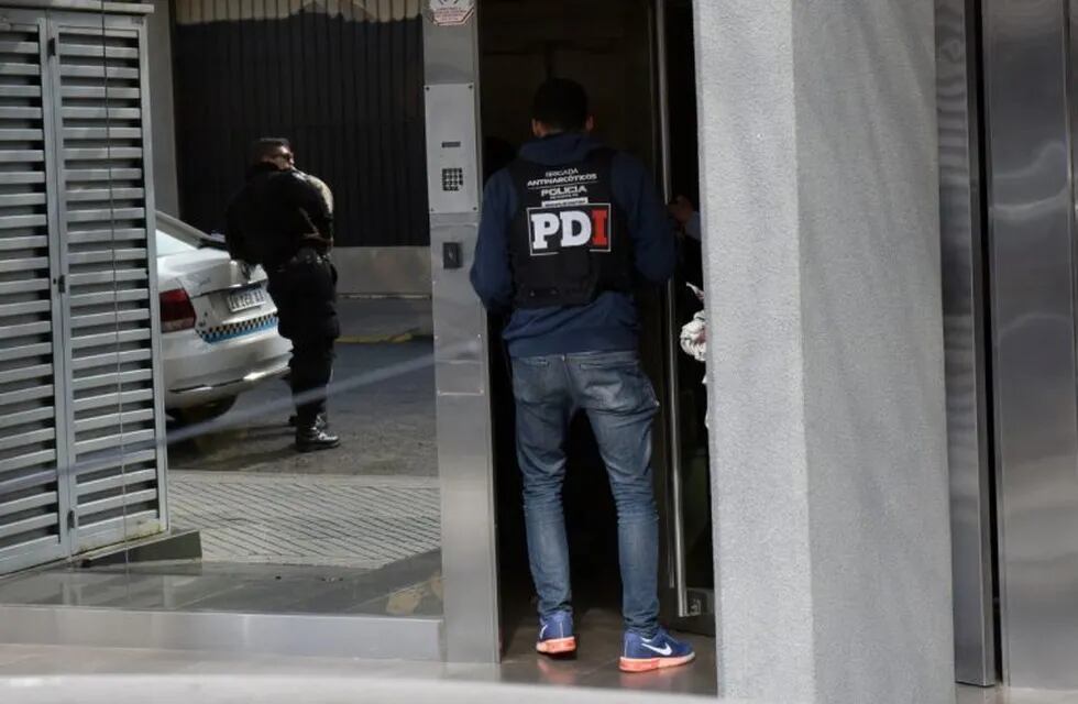Carlos Ariel Señuqe recibió al menos ocho disparos cuando ingresaba a la cochera del edificio de Brown al 2800. (@5rtvsf)