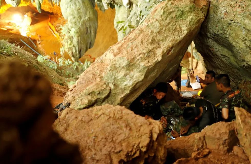 Los 12 chicos y su entrenador de fútbol quedaron atrapados después de que la cueva se inundara el pasado 23 de junio (AP)