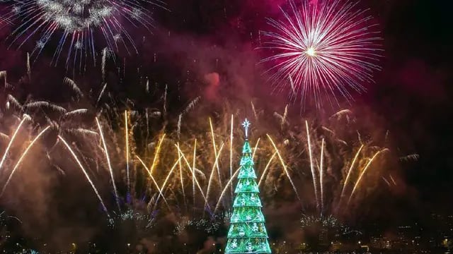  El árbol de Navidad flotante de Río de Janeiro, acompañado de un espectáculo pirotécnico.