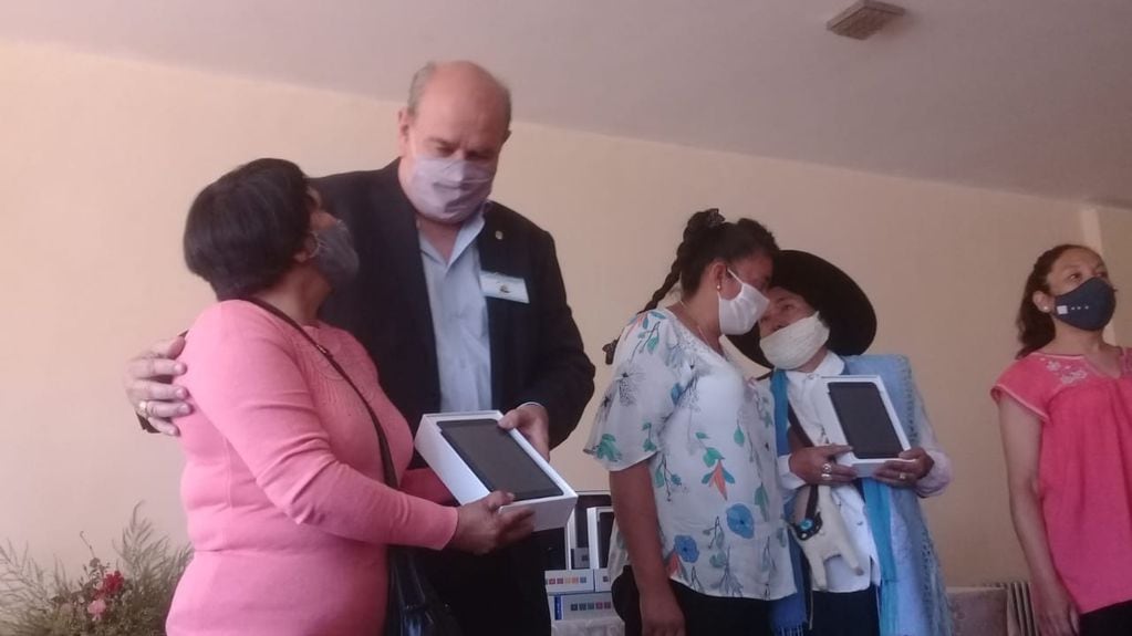 El diputado Rivarola y la intendente Paniagua, entregando tablets a sendas beneficiarias.