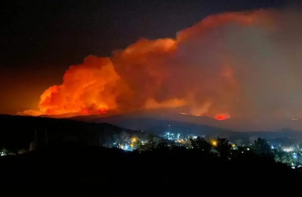 Incendio forestal en Tanti. (Foto: Facebook / Bomberos Voluntarios de Cosquín).