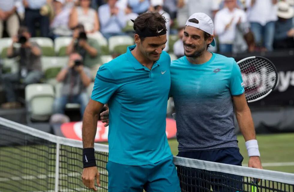 Roger Federer saluda a Guido Pella tras vencerlo en el ATP de Stuttgart. Marijan Murat/dpa