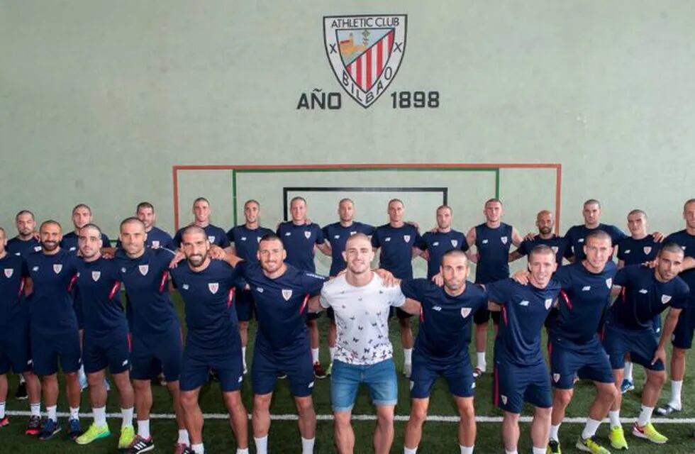 A photograph obtained on Athletic de Bilbao football team's Twitter page on July 7, 2017 shows squad posing with teammate Yeray Alvarez (C), all of them with shaved heads, in the club's training facilities of Lezama.\nThe squad of the Spanish football club Athletic de Bilbao, dubbed \
