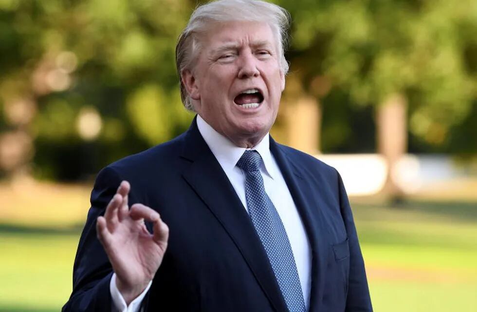 Washington (United States), 24/09/2017.- US President Donald J. Trump gestures as he answers questions from the press after stepping off of Marine One on the South Lawn in Washington, DC, USA, 24 September 2017. President Trump signed on 24 September 2017, a proclamation restricting entry to the US from eight countries as his existing ban on six Muslim-majority countries signed in March was set to expire. According to a statement released by The White House, the proclamation poses certain conditional restrictions and travel limitations on nationals from Chad, Iran, Libya, North Korea, Somalia, Syria, Venezuela, and Yemen. (Libia, Siria, Estados Unidos) EFE/EPA/OLIVIER DOULIERY / POOL