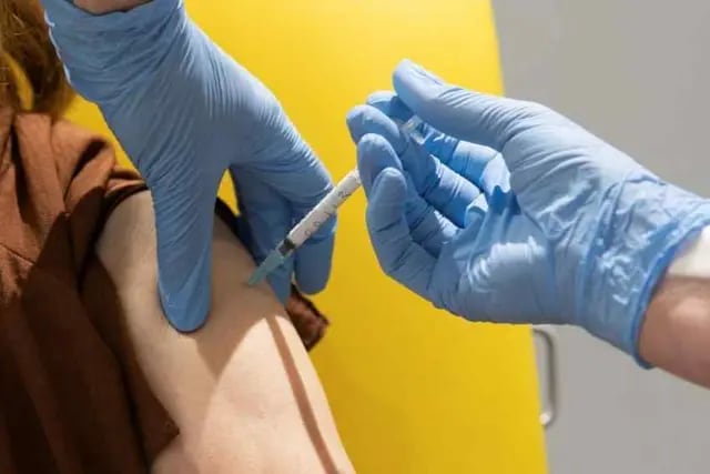 Pandemia. Ya se realizan las primeras pruebas de la vacuna contra el Covid-19 en Argentina. (AP)