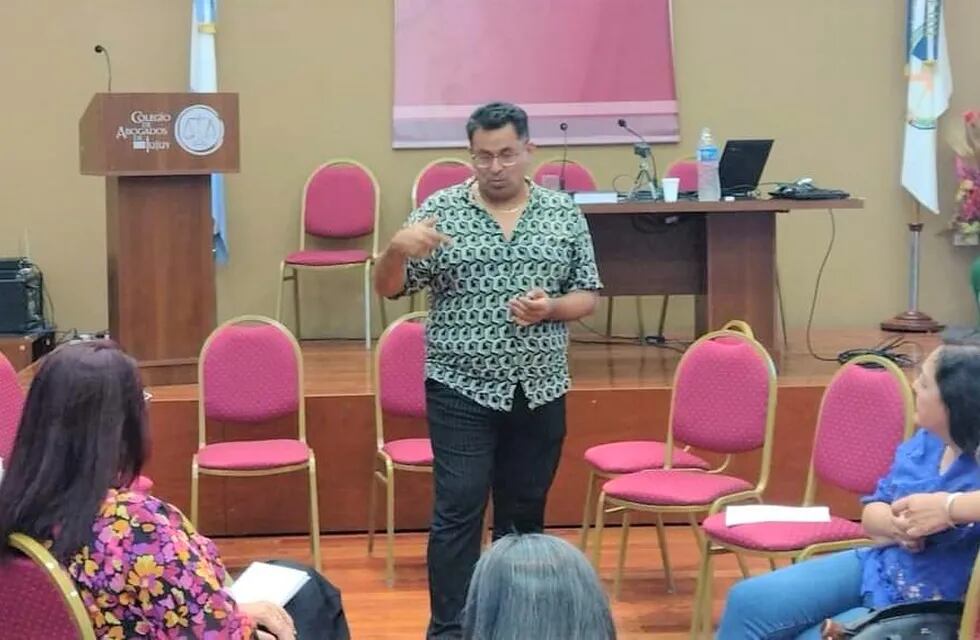 La primera reunión del taller "Reforma de la Constitución" tuvo como moderador al abogado Arnaldo Lucio Plaza.