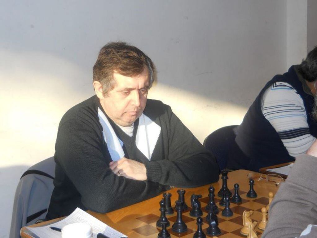 Ricardo Luna, profesor, entrenador de Ajedrez de FADA, árbitro FIDE y presidente del Club Ushuaia Jaque Mate.