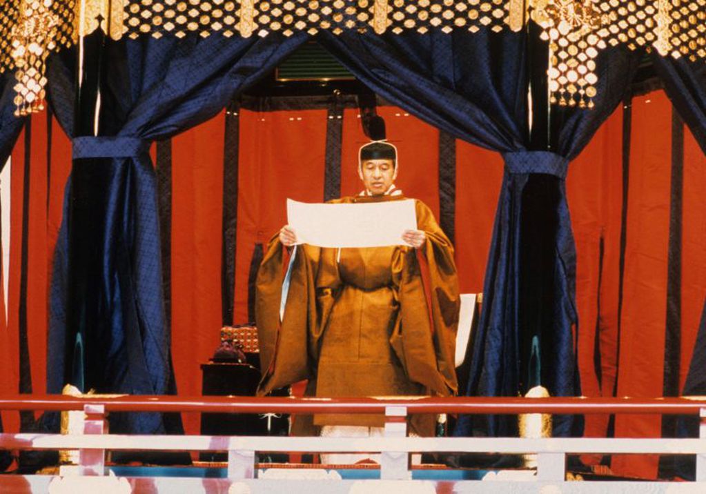 Momento de la asunción del Emperor Akihito observando la Constitución de Japón durante la ceremonia al Trono Crisantemo, en noviembre de 1990