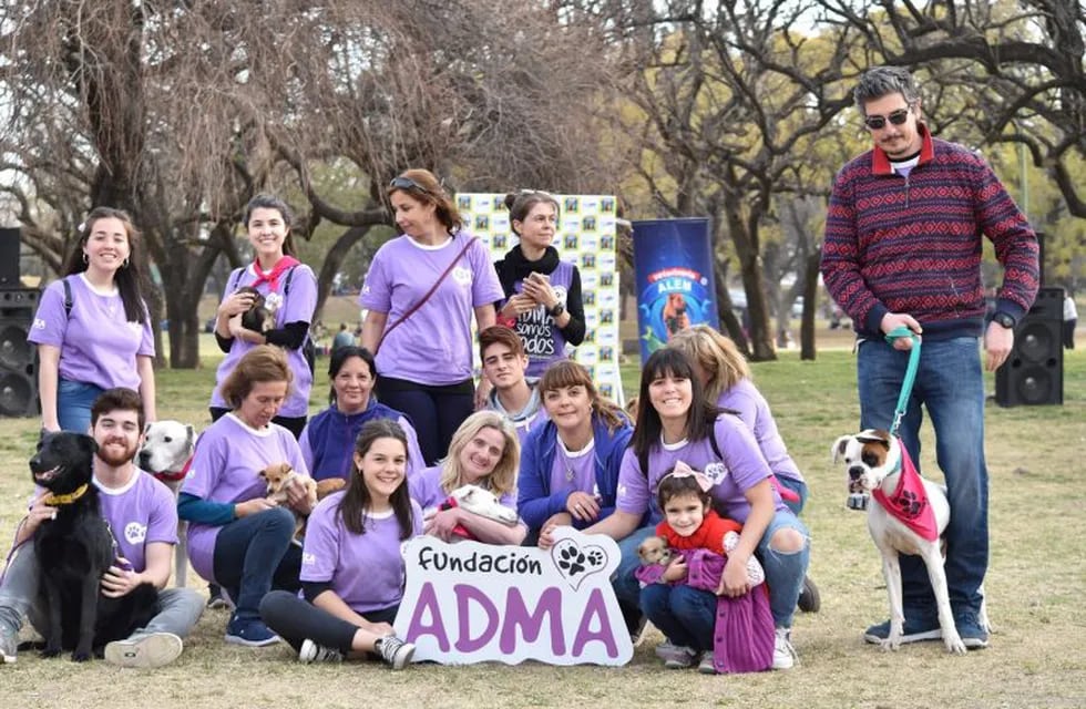 Alta Gracia: Fundación ADMA en la jornada de adopción. (Facebook: Fundación ADMA).