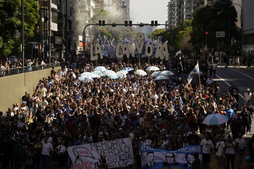 La Campora marchó en la Ciudad de Buenos Aires por el Día de la Memoria - Clarín