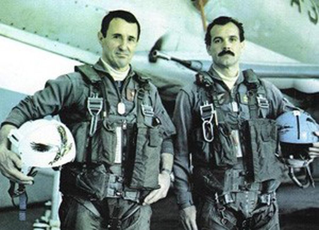 Capitán Philippi y Teniente Arca, pilotos de la Aviación Naval.