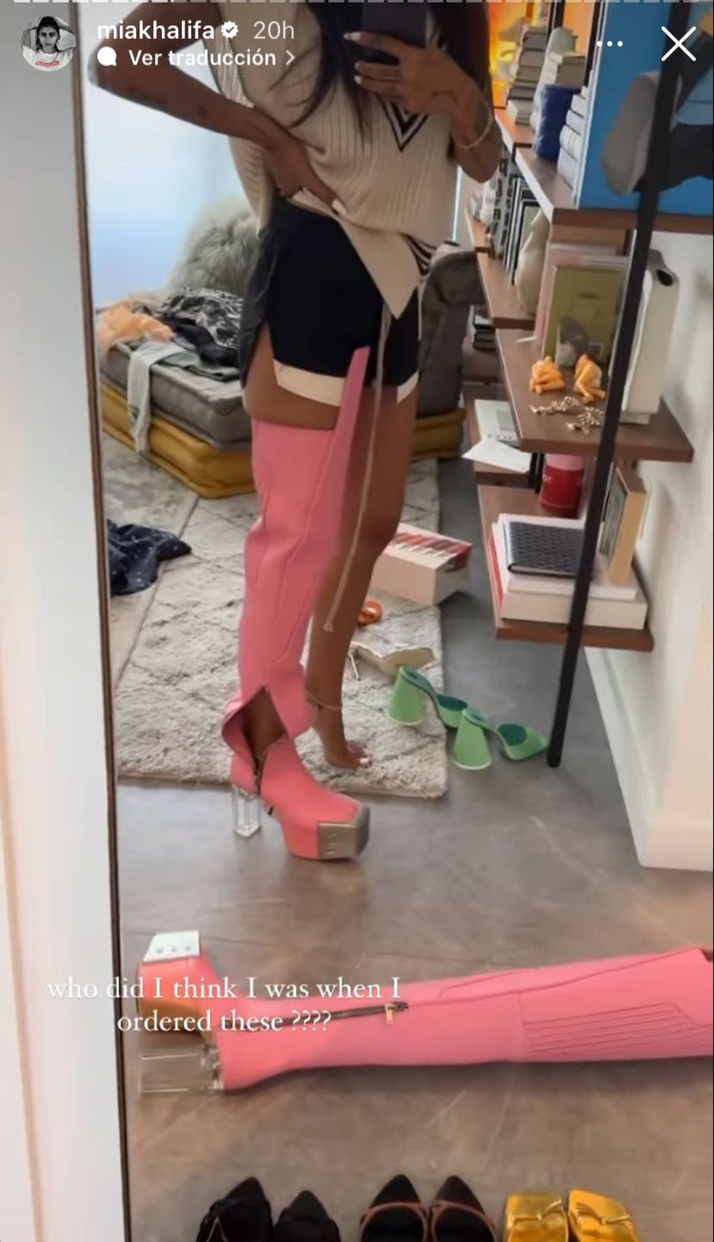 Mia Khalifa y sus botas barbiecore
