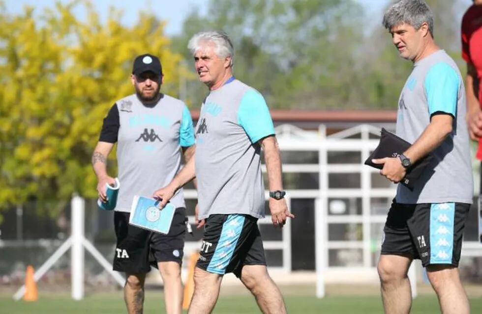 Julio Constantin prueba variantes en Belgrano.