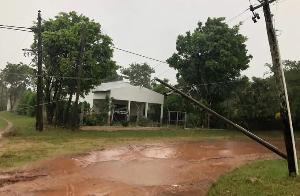 También se registraron caídas de árboles en Mbucuruyá.