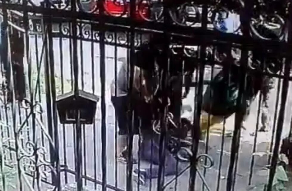 Brutal paliza a un delincuente que robó un celular en Arroyito