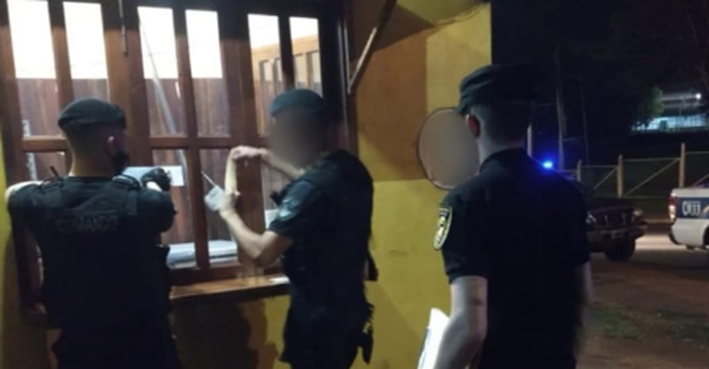 Efectivos policiales clausuraron un bar pool en Comandante Andresito.