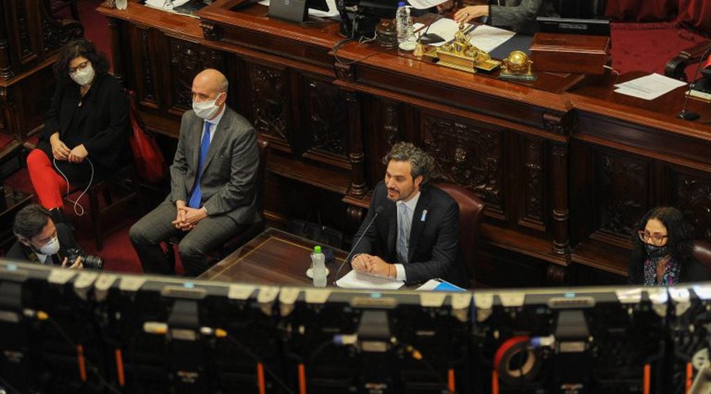 Santiago Cafiero jefe de gabinete brindando su primer informe en el Senado de la nación.