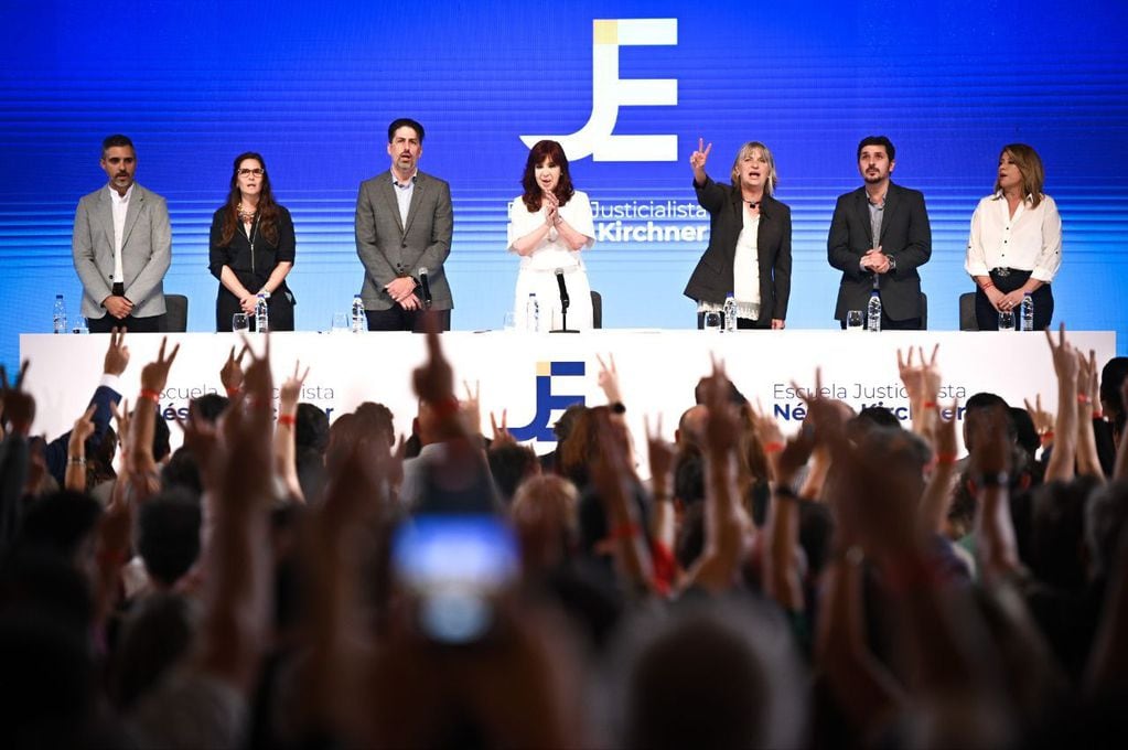 Cristina Kirchner y el panel que la acompaña en el lanzamiento de la Escuela Justicialista Néstor Kirchner. 