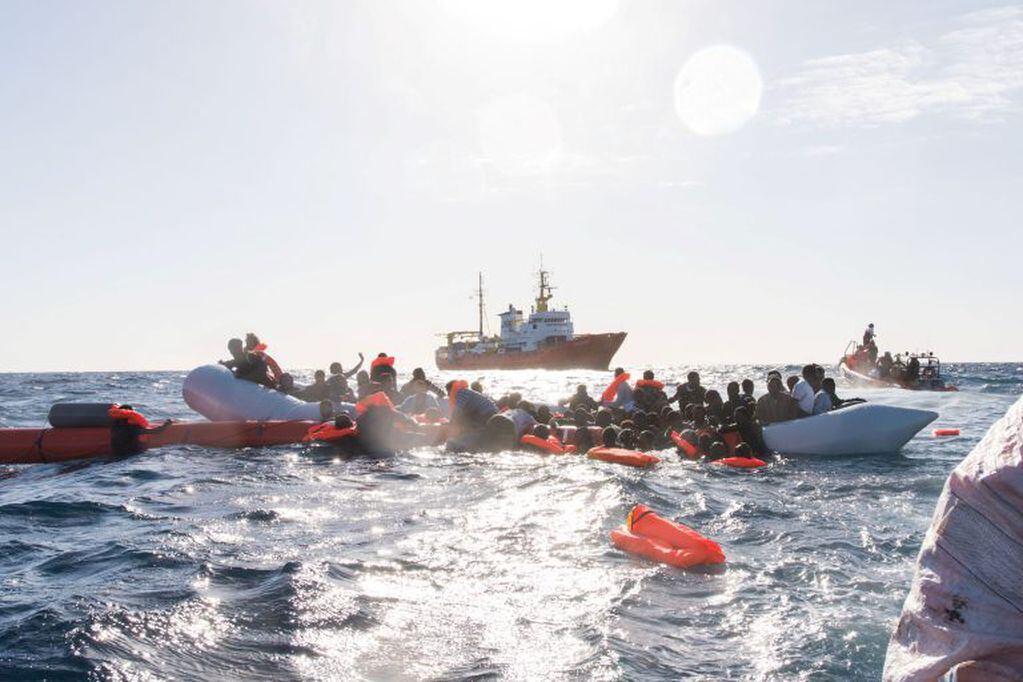 Migrantes rescatados frente la costa de Libia en el Mediterráneo (DPA).
