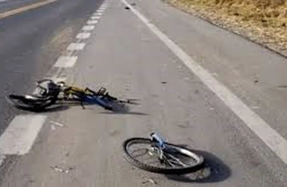 La bici en la que se trasladaba la víctima quedó destrozada.
