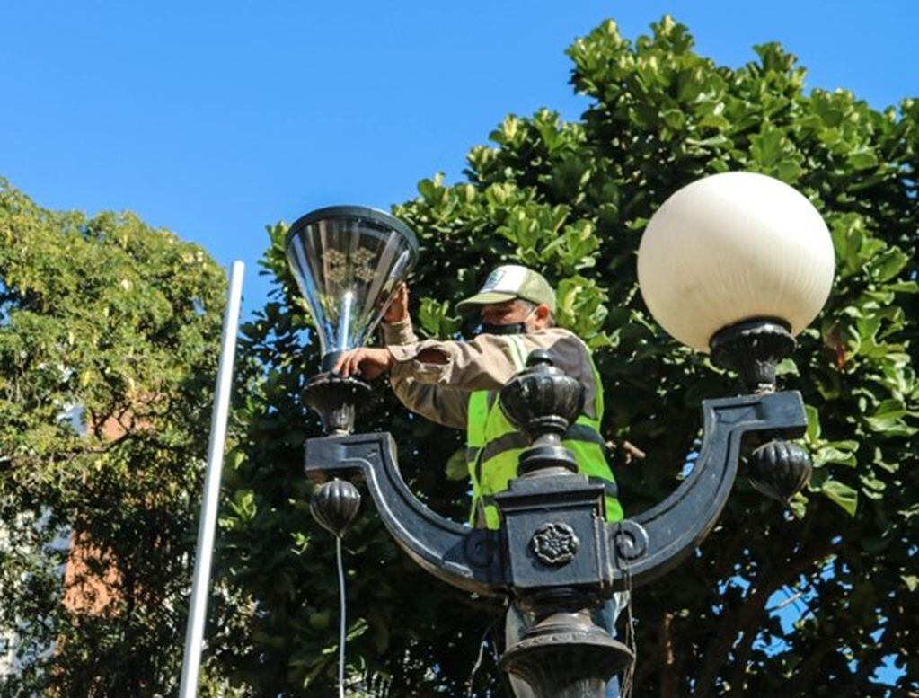 Nuevos focos para las columnas de iluminación de la Avenida Roque Pérez de Posadas.