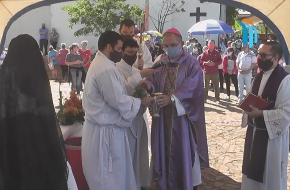 El obispo encabezó la celebración eucarística en el cementerio.