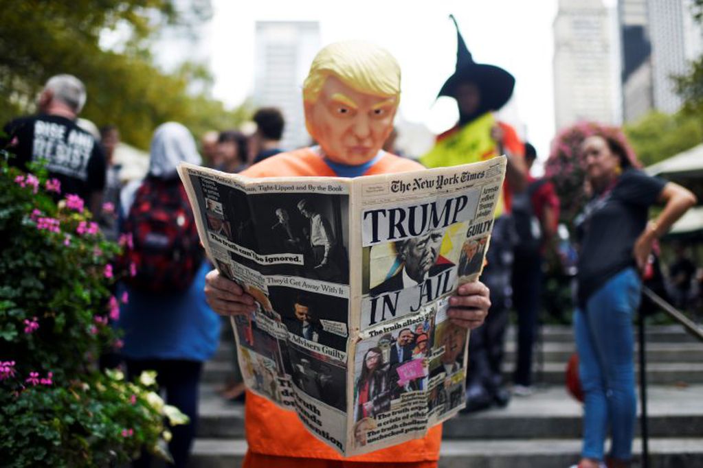 Un hombre con una máscaradel presidente estadounidense Donald Trump pretende leer un periódico falso antes de una protesta contra Trump durante la Asamblea General de las Naciones Unidas en Nueva York, EE. UU., 23 de septiembre de 2019. Crédito: REUTERS / Mark Kauzlarich.