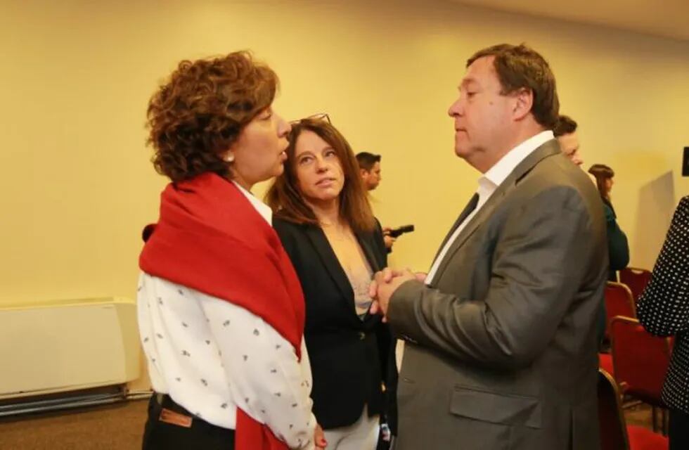 Weretilneck y Carreras durante la firma de Convenio Colectivo de Trabajo en Bariloche.