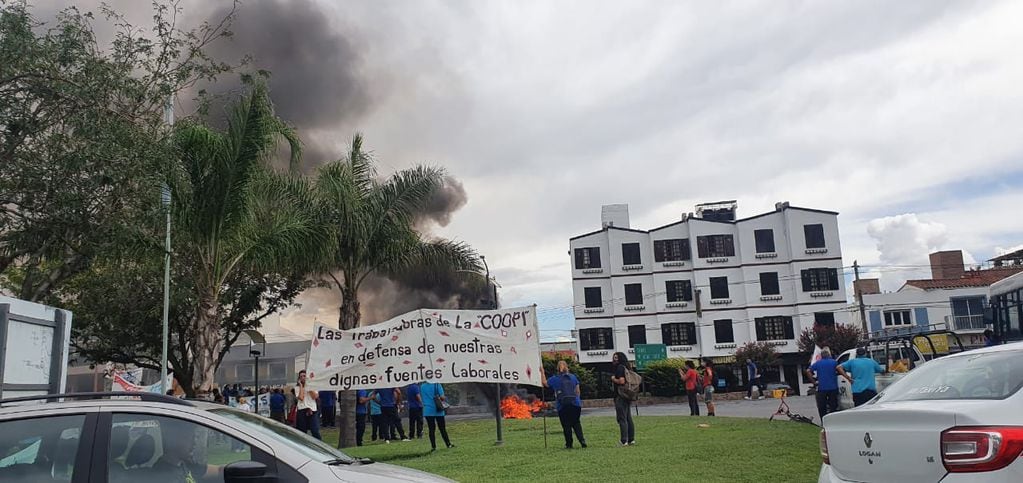 Movilización y corte de la Avenida San Martín, por parte de trabajadores de la Coopi y SIPOS, este viernes en Villa Carlos Paz.