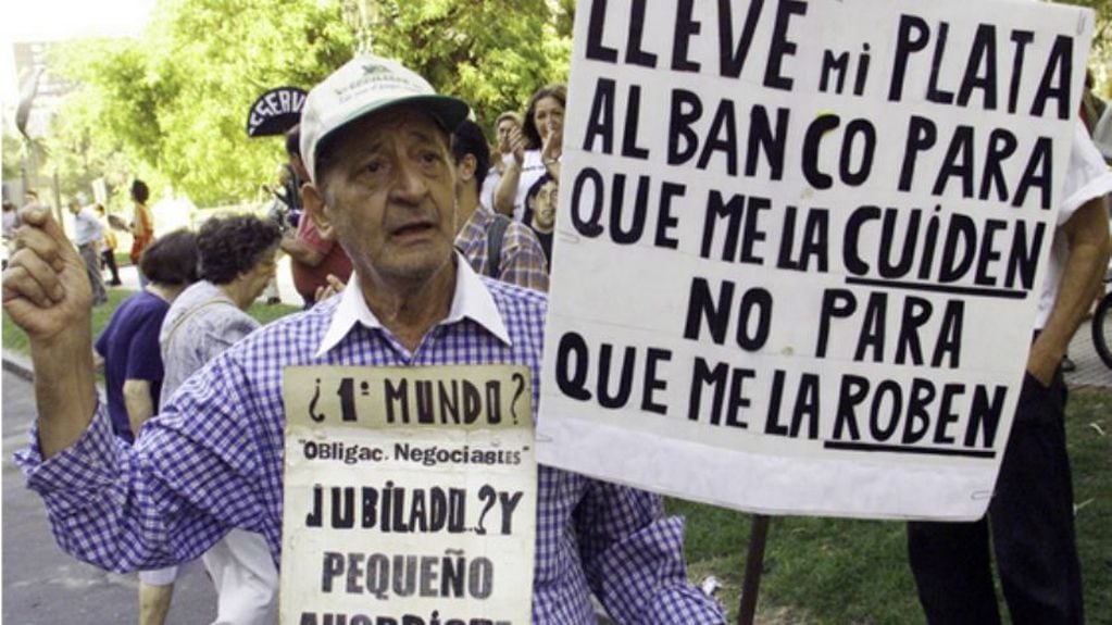 Muchas personas, en especial jubilados salieron a las calles de Mendoza a reclamar por sus fondos depositados en los bancos durante la crisis de 2001. Gentileza