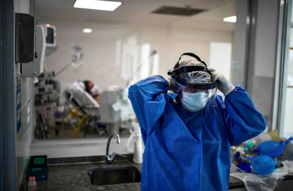 A doctor puts a face shield on at the Professor Alejandro Posadas National Hospital in the municipality of El Palomar, province of Buenos Aires, on September 18, 2020, amid the COVID-19 novel coronavirus pandemic. - The pandemic has killed at least 946,727 people worldwide, including more than 12,000 in Argentina, since emerging in China late last year, according to an AFP tally at 1100 GMT Friday based on official sources. (Photo by Ronaldo SCHEMIDT / AFP)