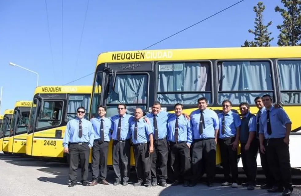 Los choferes se mostraron felices junto a los nuevos colectivos.