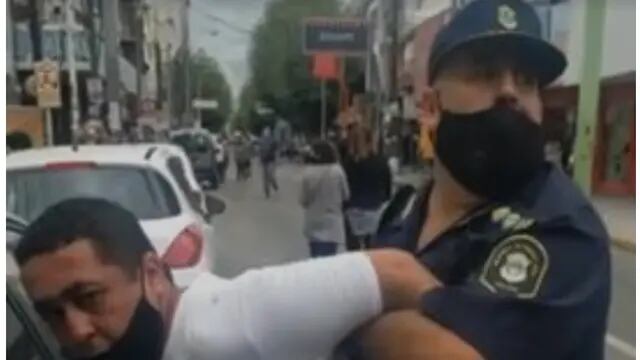 Demoraron a una víctima de la inseguridad que se manifestaba contra Kicillof en un acto en La Matanza. Demoraron a una víctima de la inseguridad que se manifestaba contra Kicillof en un acto en La Matanza.