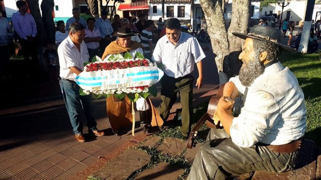 Las autoridades colocaron una ofrenda floral a los pies de la estatua que perpetúa a Jorge Cafrune en la plaza principal de El Carmen.