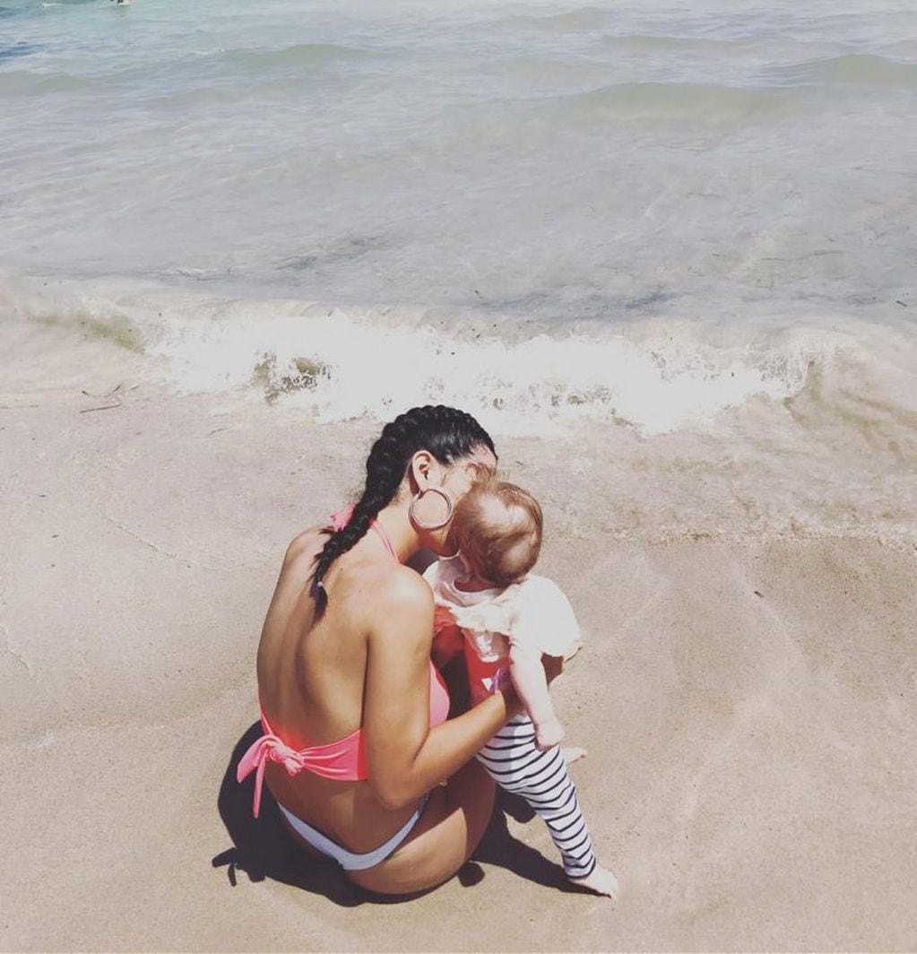 Los primeros pasos de la hija de Rodrigo de la Serna en la playa (@ludmipr)
