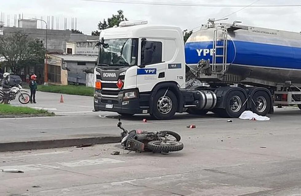 El joven motociclista perdió la vida luego de ser arrollado por un camión cisterna.