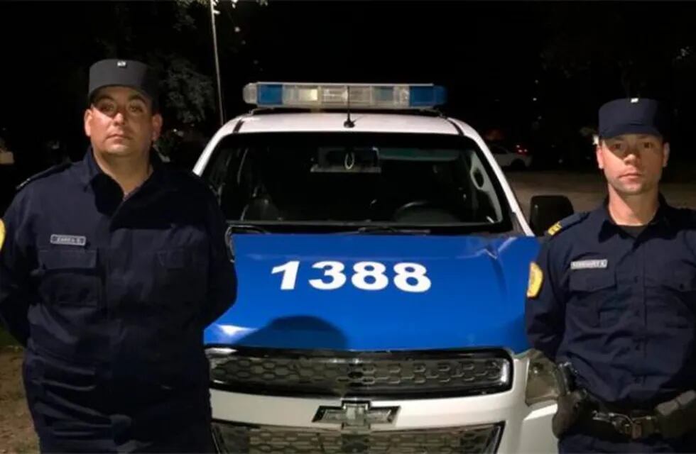Policías entrerrianos salvan mediante RCP  a una beba en Gualeguay\nCrédito: PER