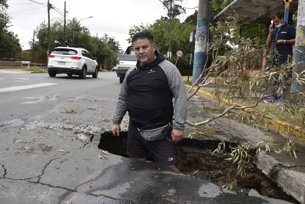 Guillermo Fuentes. Se le hundió la rueda de la camioneta en un pozo de 1 metro de profundidad en Valparaíso y 29 de mayo casi circunvalación.