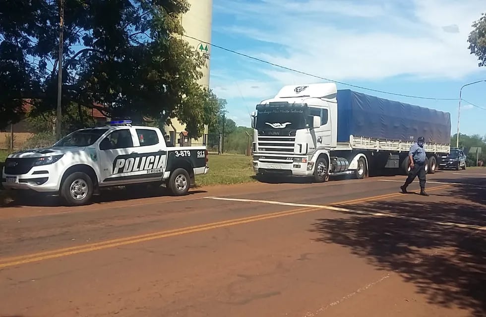 La Policía logró interceptar dos camiones que intentaron ingresar soja de manera ilegal a la Provincia