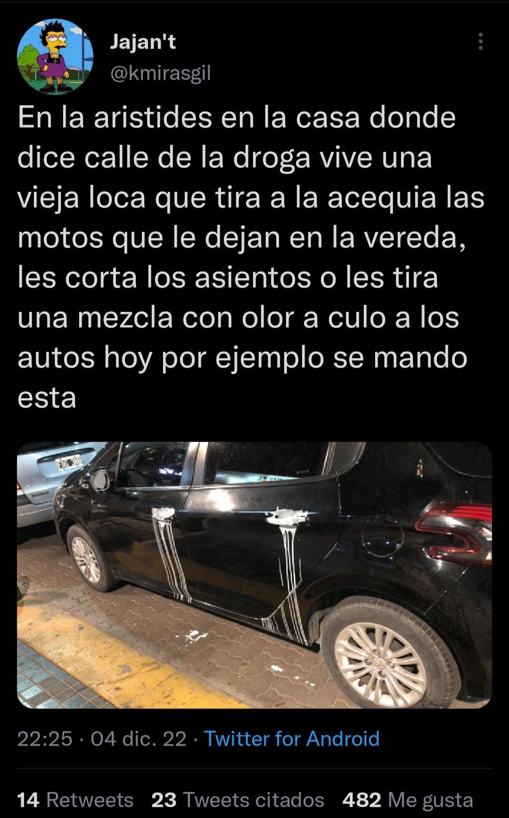 Denuncian que una anciana rompe y ensucia autos mal estacionados en la calle Arístides.