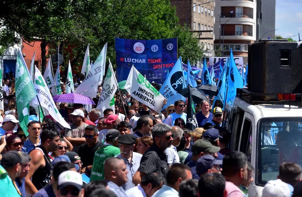 Protesta de empleados estatales de Córdoba por la suba de los aportes personales.