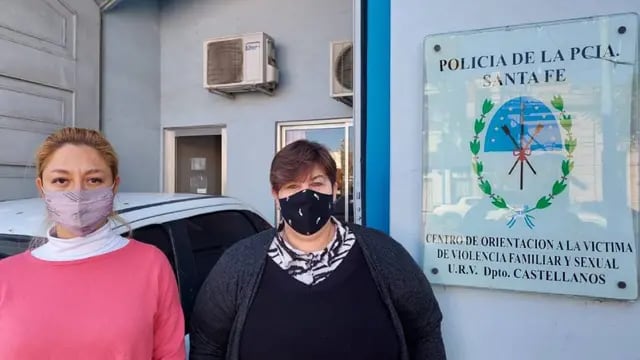 Carla Boidi y Mariana Bertolín, en la Comisaría de la Mujer