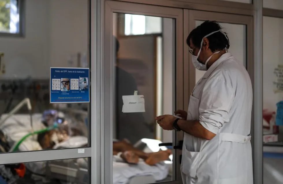 Un médico se dispone a entrar a una sala con pacientes COVID-19. (Foto: EFE/ Juan Ignacio Roncoroni)